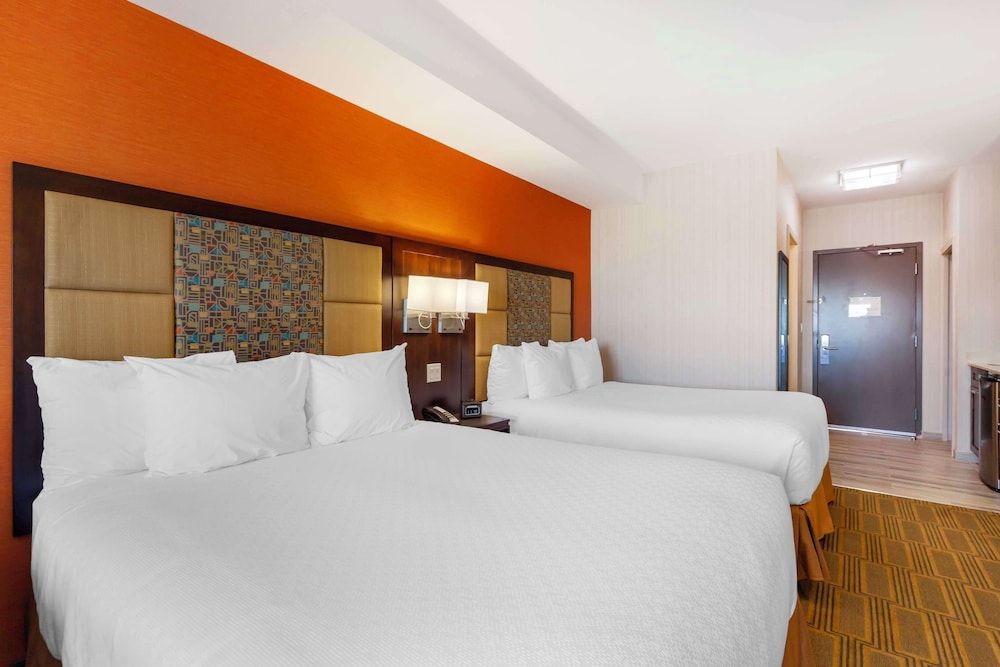 Best Western Plus Chateau Fort St. John Standard Room, 2 Queen Beds, Non Smoking, Kitchenette 6