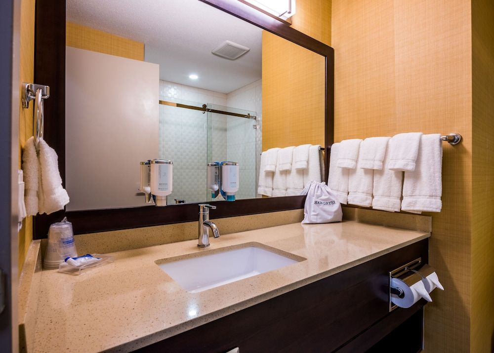 Best Western Plus Chateau Fort St. John Suite, 2 Bedrooms, Non Smoking, Kitchen (Living Room;with Sofabed) 5