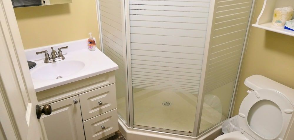 Mountain Views, Steps to BM Village, Hot Tub, BBQ. Premium Chalet, 5 Bedrooms, Hot Tub, Mountain View 14