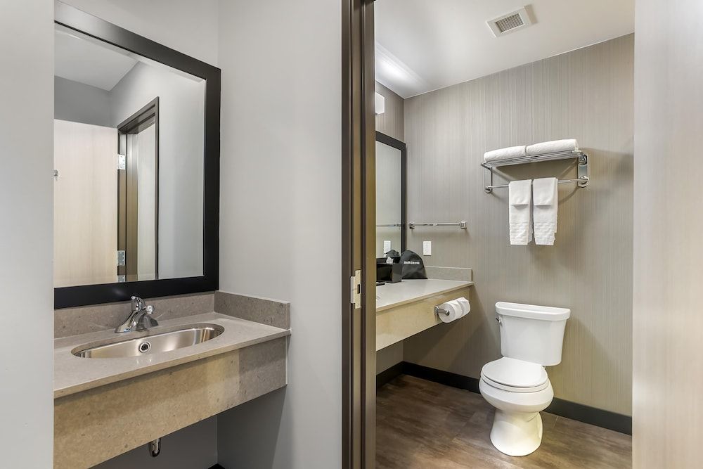 Best Western Plus East Side Standard Room, 1 King Bed, Accessible, Non Smoking (Walk-in Shower) 9