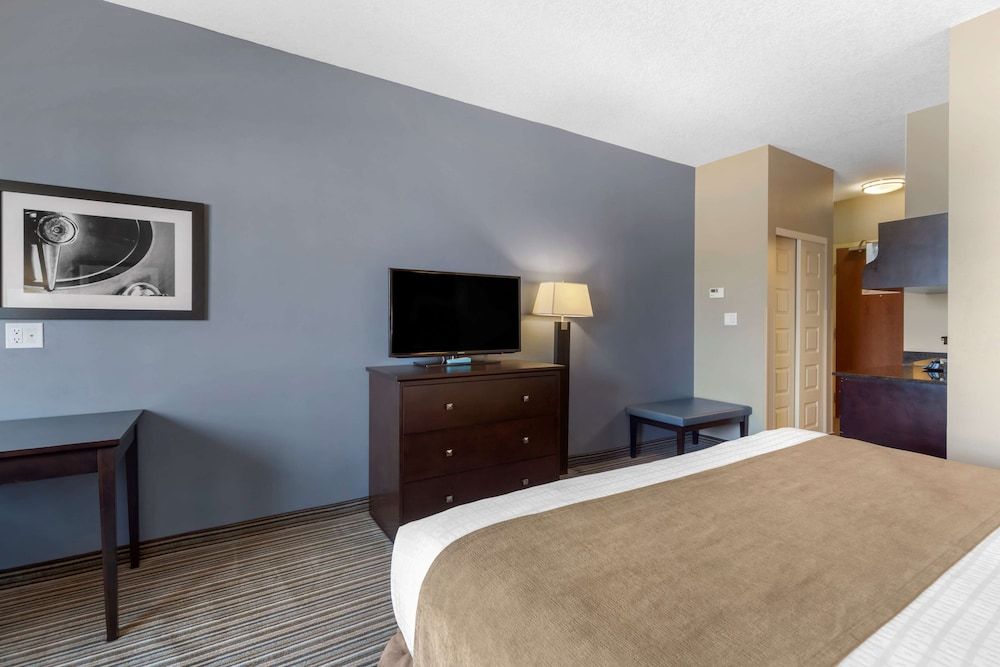 Best Western Plus Fort Saskatchewan Inn & Suites Standard Room, 1 King Bed, Non Smoking, Refrigerator & Microwave