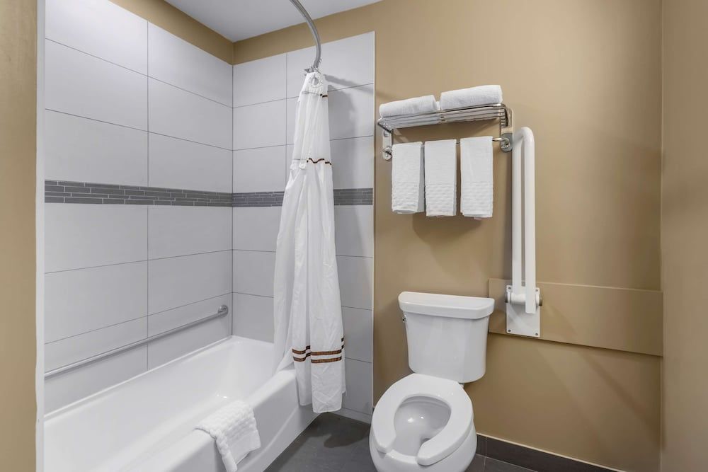 Best Western Plus Fort Saskatchewan Inn & Suites Standard Room, 2 Queen Beds, Non Smoking, Refrigerator & Microwave (Dining Table) 5