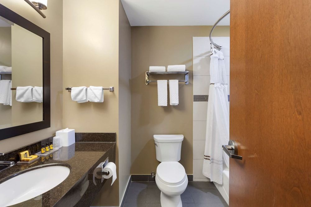 Best Western Plus Fort Saskatchewan Inn & Suites Standard Room, 2 Queen Beds, Non Smoking, Refrigerator & Microwave 4