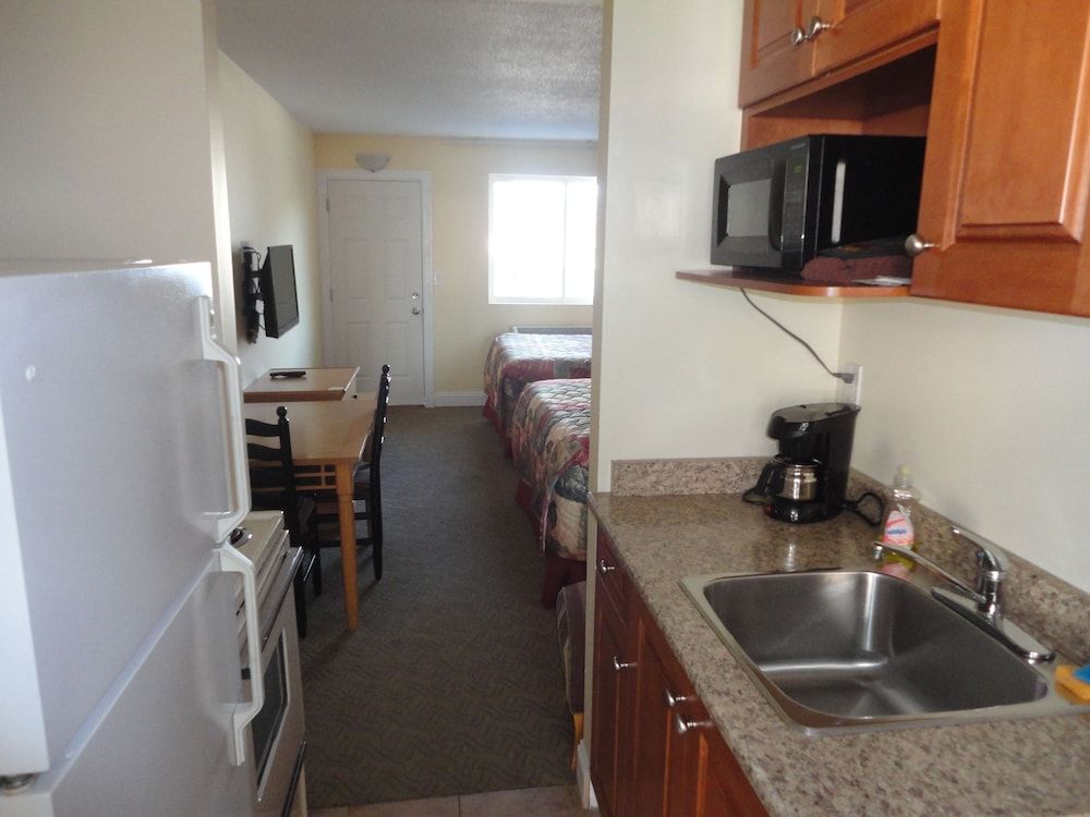 Sahara Courtyard Inn Penticton Deluxe Room, 2 Queen Beds 7