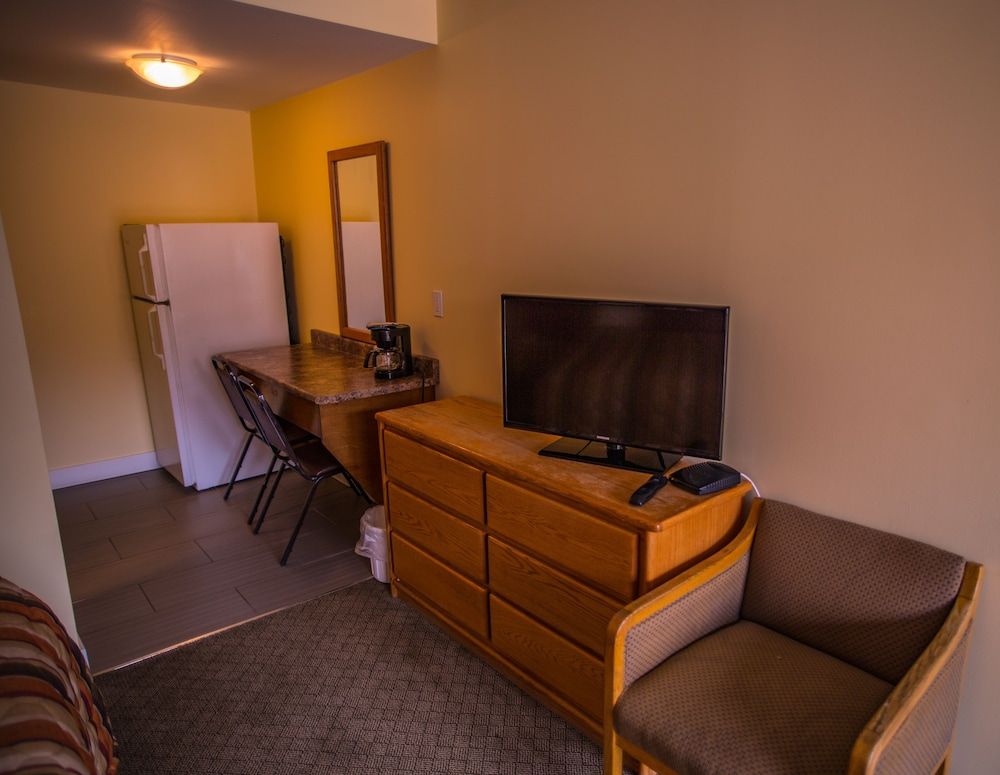 Sahara Courtyard Inn Penticton Standard Room, 2 Queen Beds 8