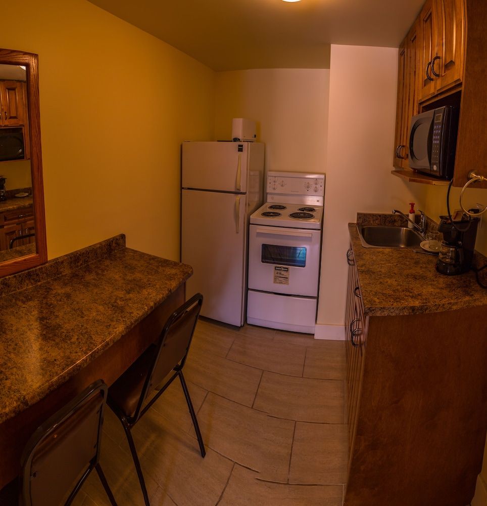 Sahara Courtyard Inn Penticton Deluxe Room, 2 Queen Beds 8