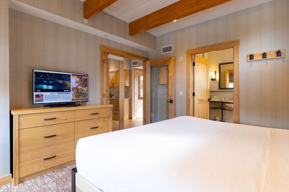 Moose Hotel And Suites Rooftop 1 Bedroom Suite 3