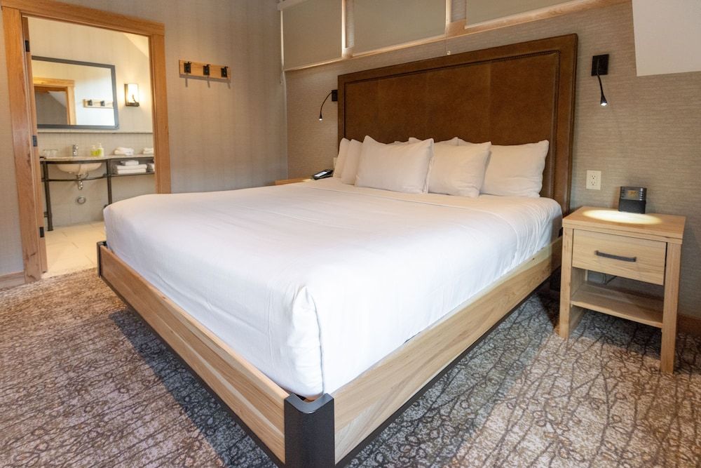 Moose Hotel And Suites Rooftop 1 Bedroom Suite 2