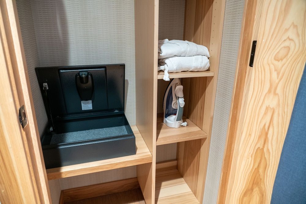 Moose Hotel And Suites Superior Hotel Room 2 Queen 7