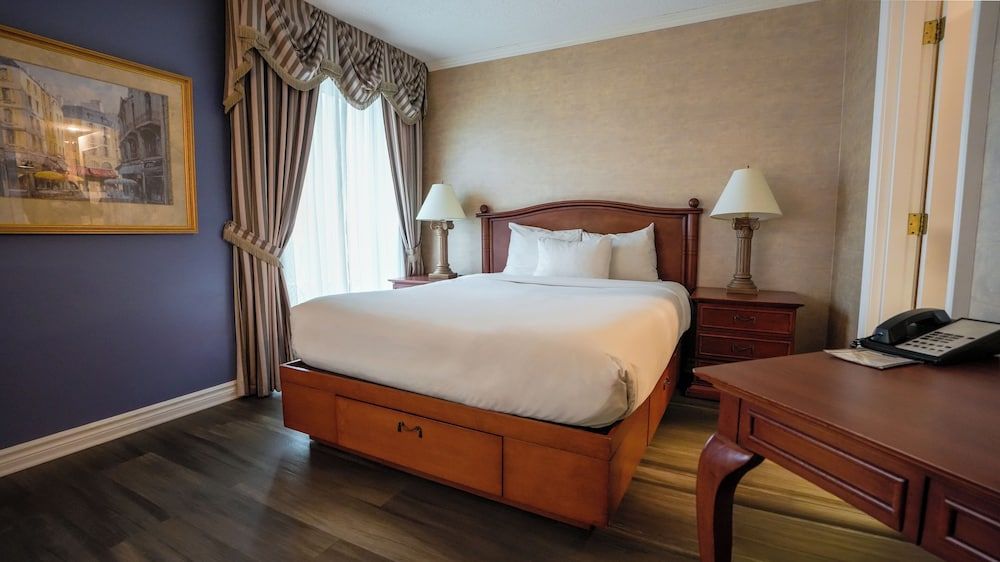 Hôtel Palace Royal Centre-Ville par JARO Classic Room, 1 Queen bed and glass shower 3