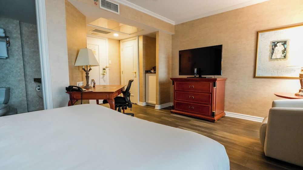 Hôtel Palace Royal Centre-Ville par JARO Classic Room, 1 Queen bed and glass shower 7