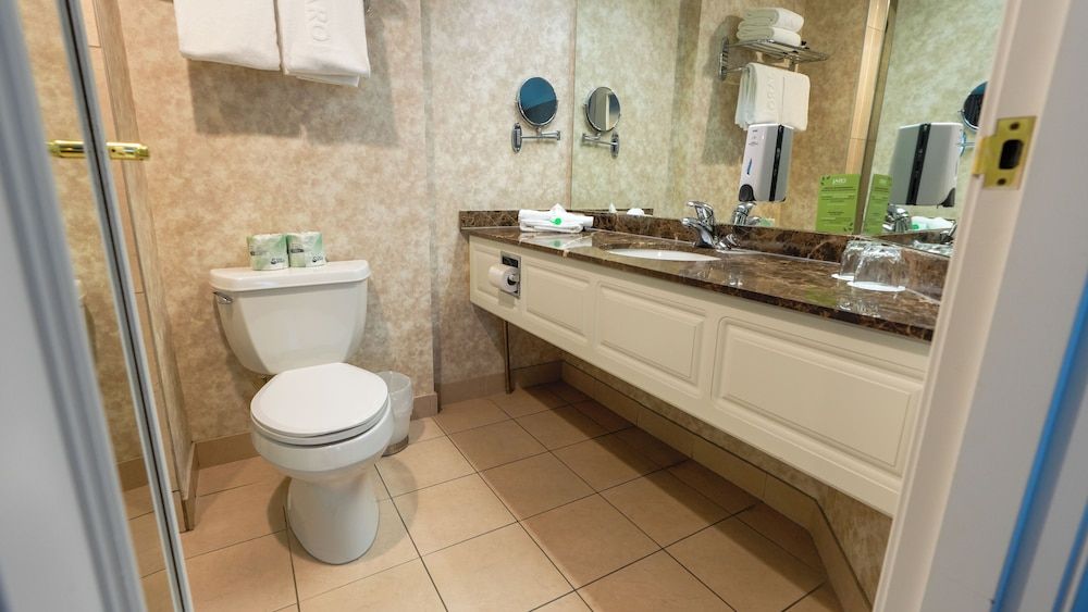 Hôtel Palace Royal Centre-Ville par JARO Classic Room, 1 Queen bed and glass shower 5