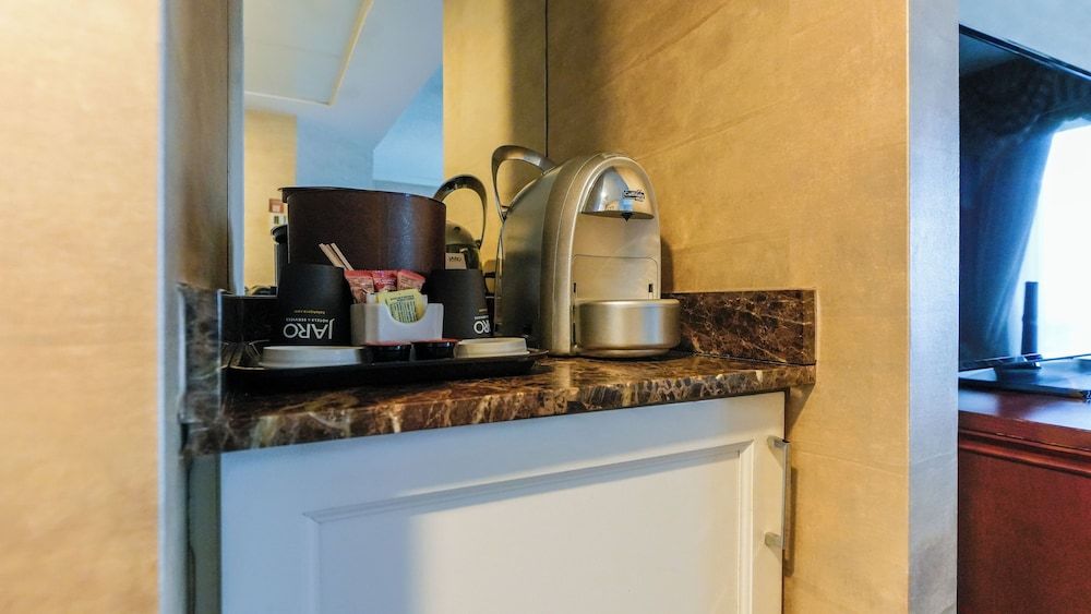 Hôtel Palace Royal Centre-Ville par JARO Classic Room, 1 Queen bed and glass shower 8