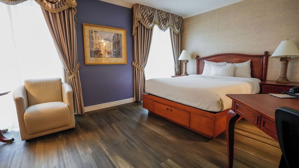 Hôtel Palace Royal Centre-Ville par JARO Classic Room, 1 Queen bed and glass shower 2