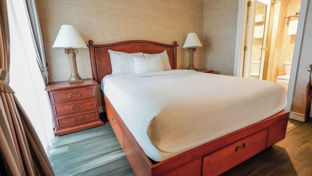 Hôtel Palace Royal Centre-Ville par JARO Classic Room, 1 Queen bed and glass shower 4