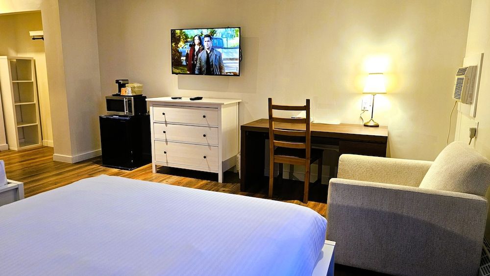 Cloud 9 Inn Standard Room, 2 Queen Beds 14