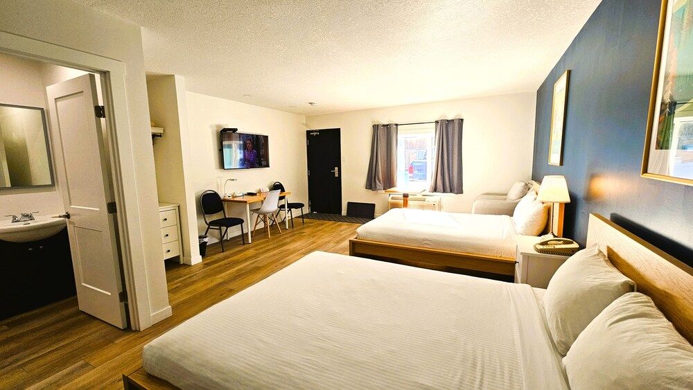 Cloud 9 Inn Standard Double Room, 2 Queen Beds, Kitchen 9