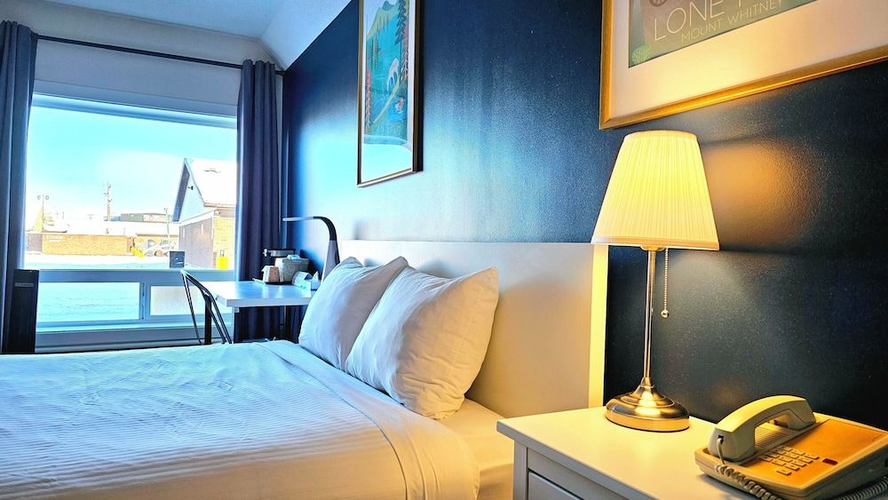 Cloud 9 Inn Room, 1 Queen Bed 4