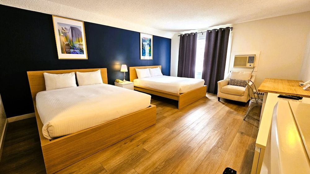 Cloud 9 Inn Standard Room, 2 Queen Beds 9