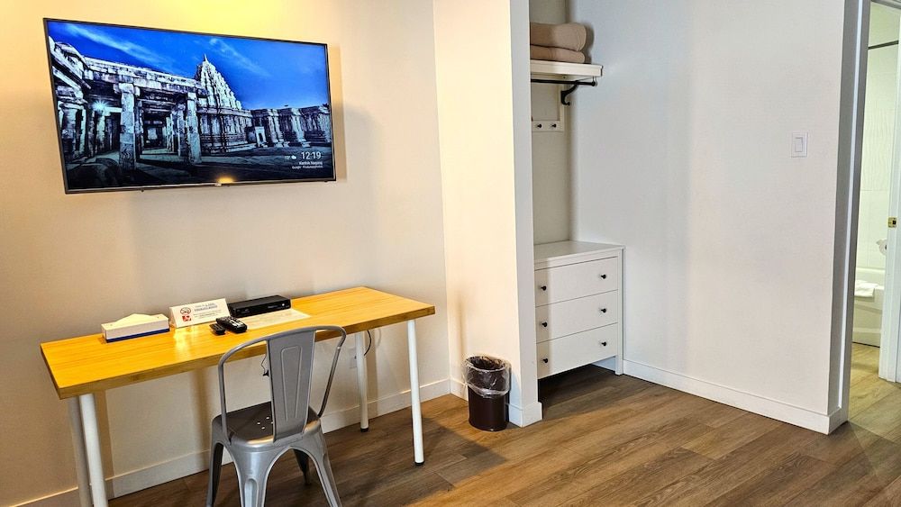 Cloud 9 Inn Standard Double Room, 2 Queen Beds, Kitchen 16