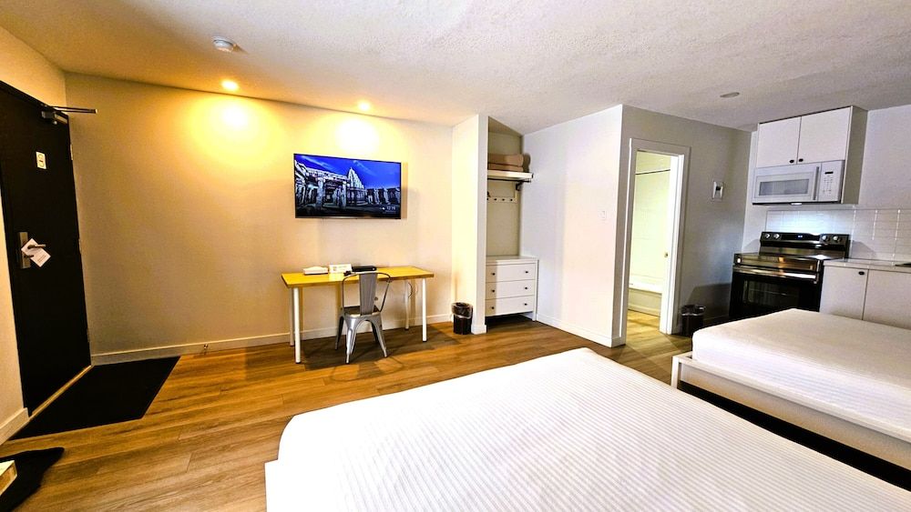 Cloud 9 Inn Standard Double Room, 2 Queen Beds, Kitchen 15