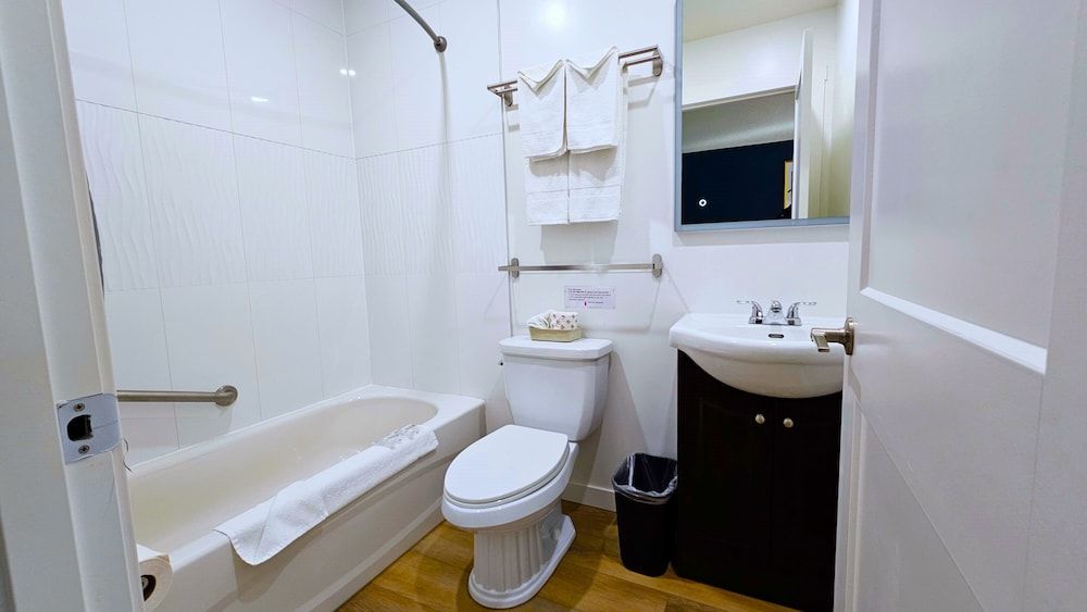 Cloud 9 Inn Standard Double Room, 2 Queen Beds, Kitchen 13