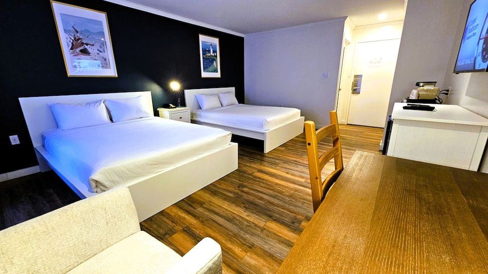 Cloud 9 Inn Standard Room, 2 Queen Beds