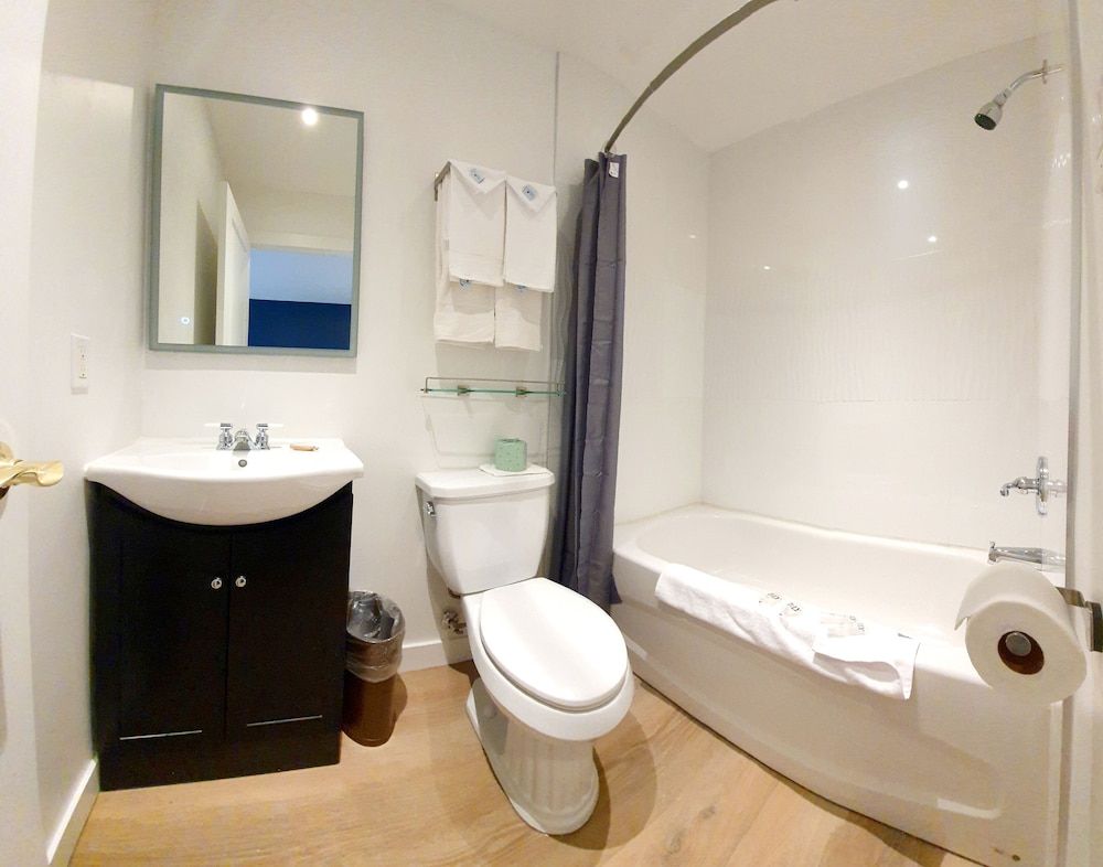 Cloud 9 Inn Standard Double Room, 2 Queen Beds, Kitchen 14