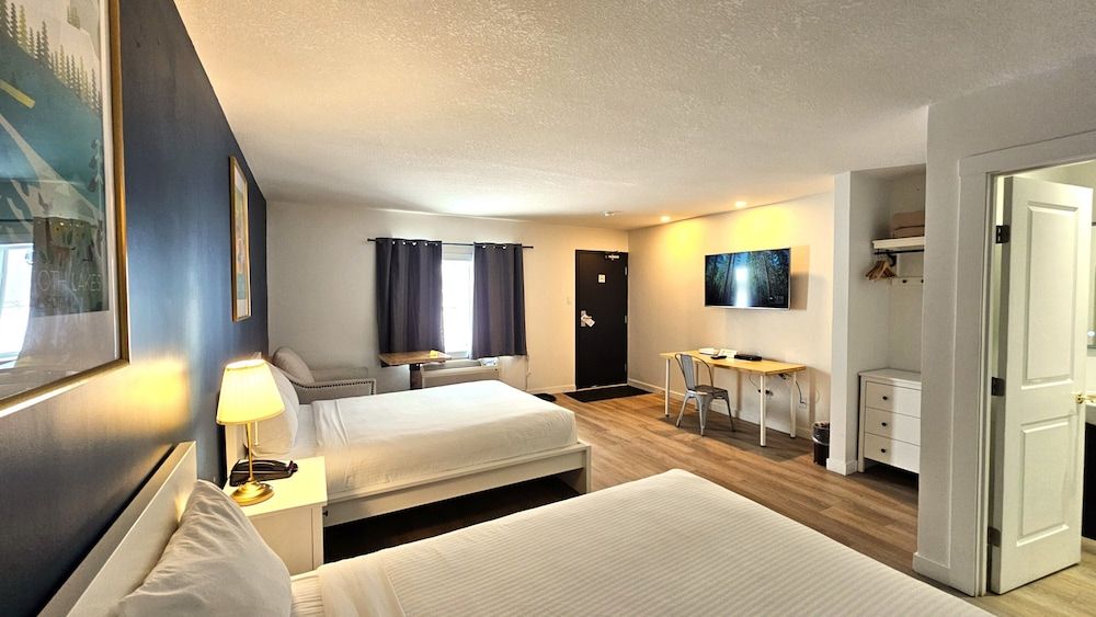 Cloud 9 Inn Standard Double Room, 2 Queen Beds, Kitchen 2