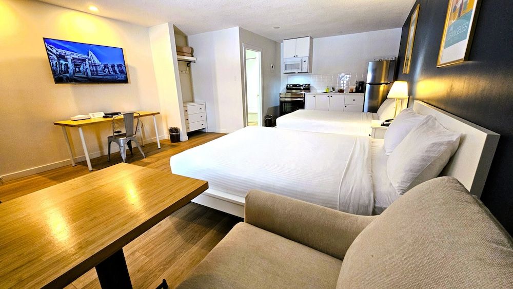 Cloud 9 Inn Standard Double Room, 2 Queen Beds, Kitchen 5