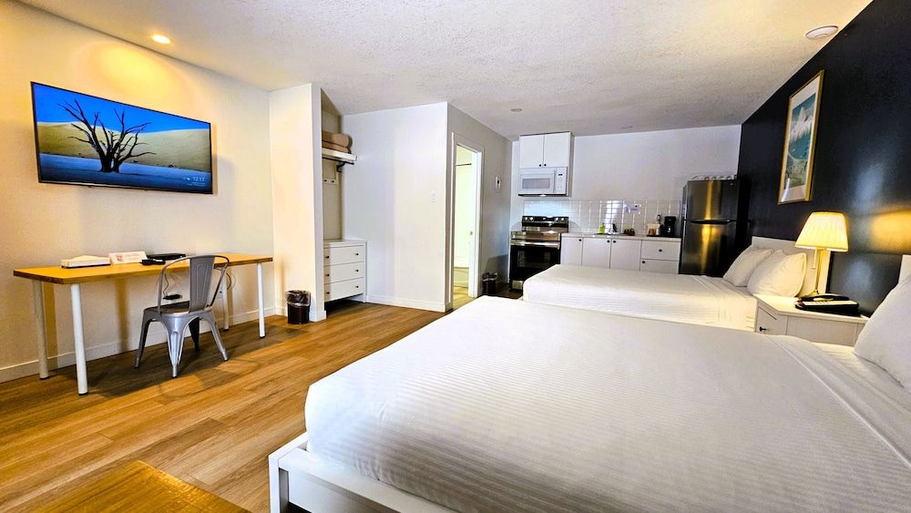Cloud 9 Inn Standard Double Room, 2 Queen Beds, Kitchen 6
