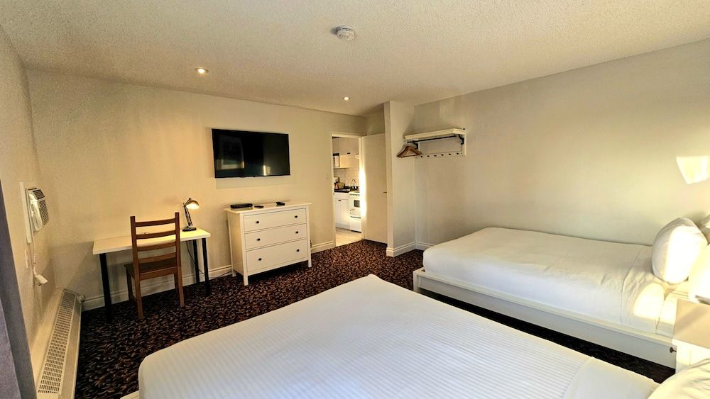 Standard Suite, Queen, Kitchen