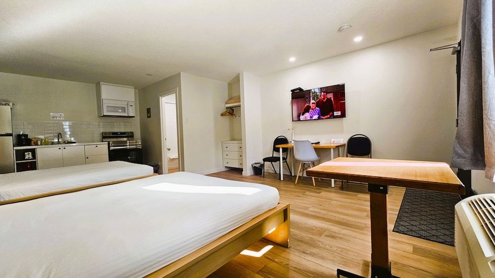 Cloud 9 Inn Standard Double Room, 2 Queen Beds, Kitchen 17