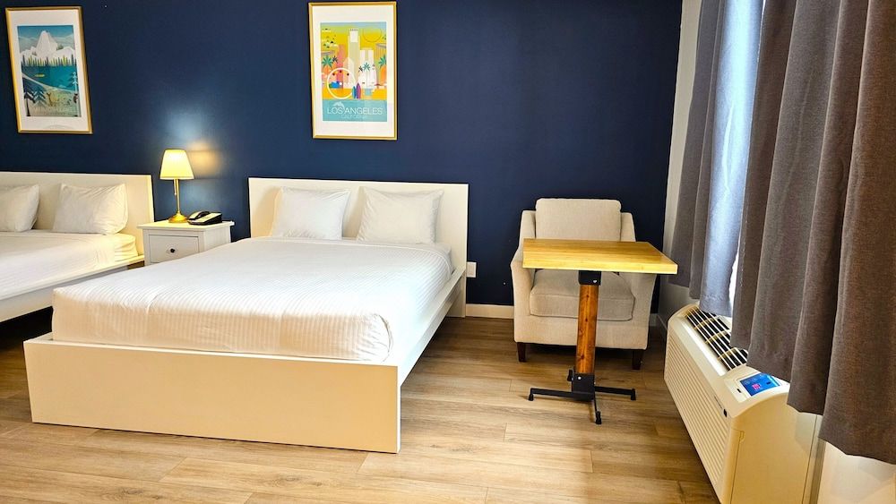 Cloud 9 Inn Standard Double Room, 2 Queen Beds, Kitchen 7