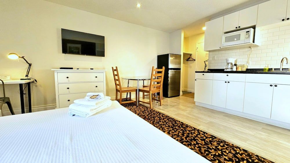 Standard Suite, Queen, Kitchen