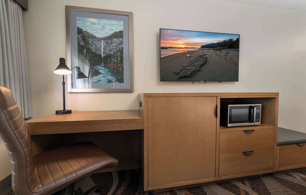 Prestige Hudson Bay Lodge & Conference Centre, WorldHotels Crafted Collection Standard Room, 1 King Bed, Non Smoking (with Sofabed) 6