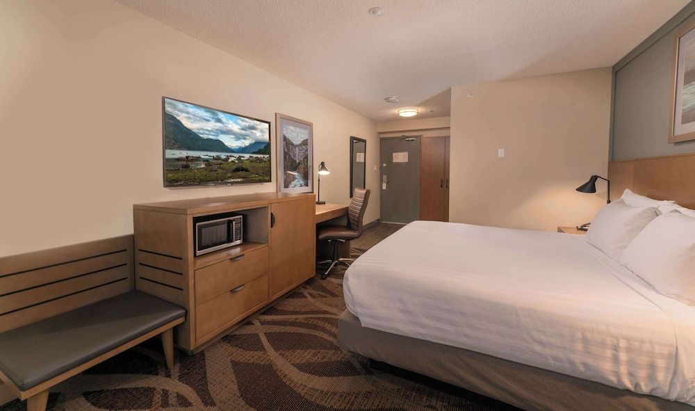 Prestige Hudson Bay Lodge & Conference Centre, WorldHotels Crafted Collection Standard Room, 1 King Bed, Non Smoking (with Sofabed) 2