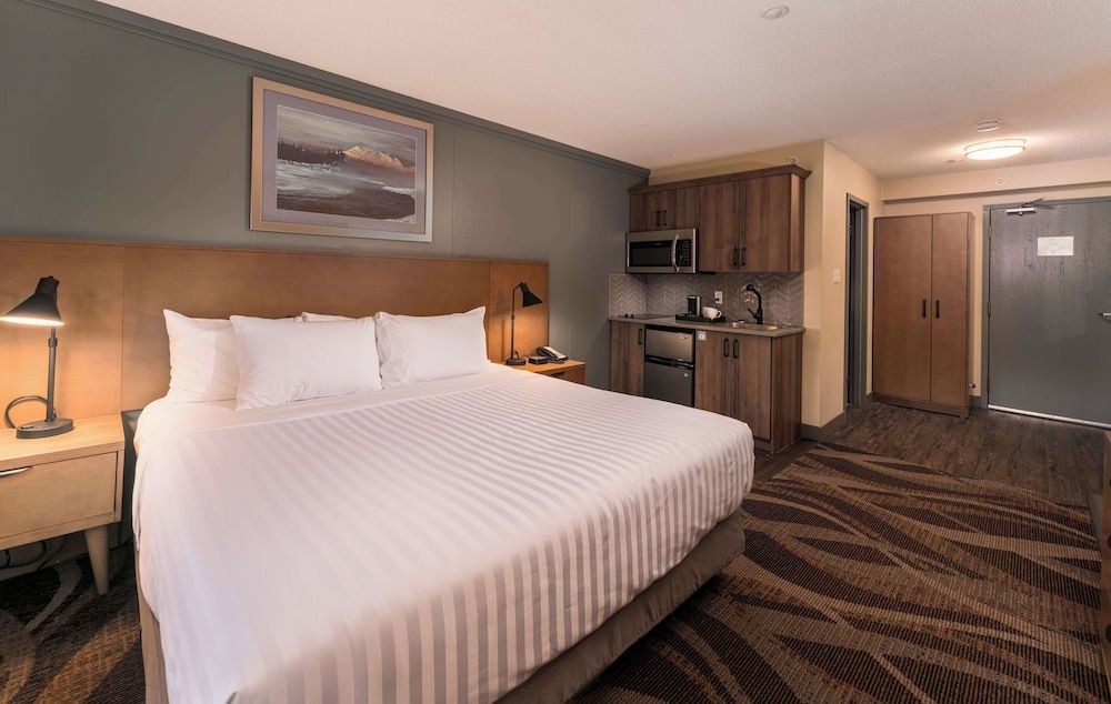 Prestige Hudson Bay Lodge & Conference Centre, WorldHotels Crafted Collection Standard Room, 1 King Bed, Non Smoking, Kitchenette