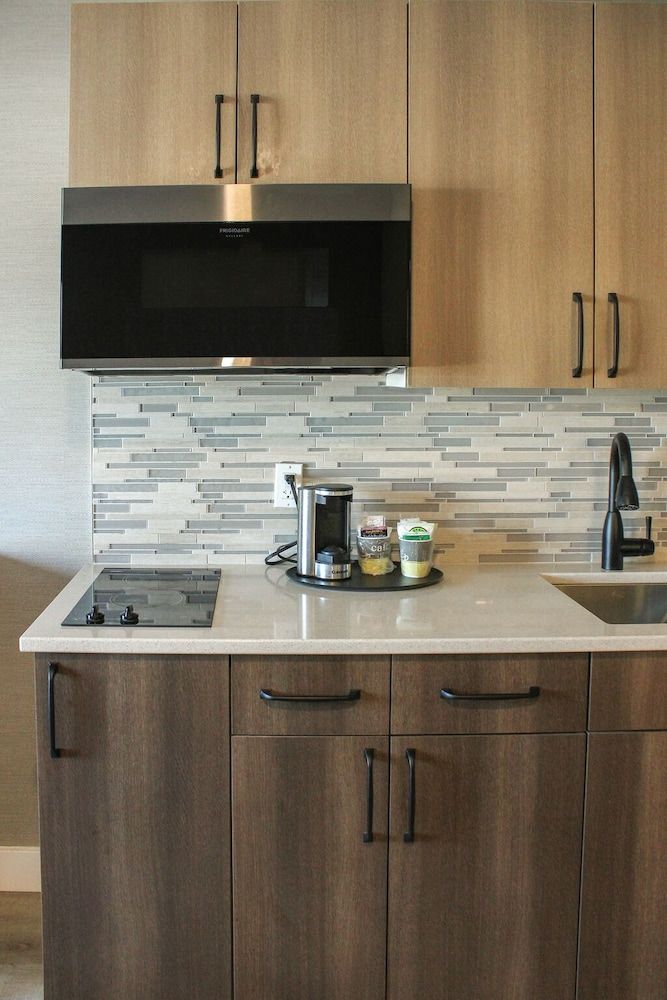 Prestige Hudson Bay Lodge & Conference Centre, WorldHotels Crafted Collection Standard Room, 1 King Bed, Non Smoking, Kitchenette 5