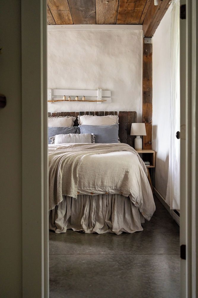 Owl's Nest Suites Studio Suite, 1 Queen Bed, Kitchenette, Garden View (B) 2