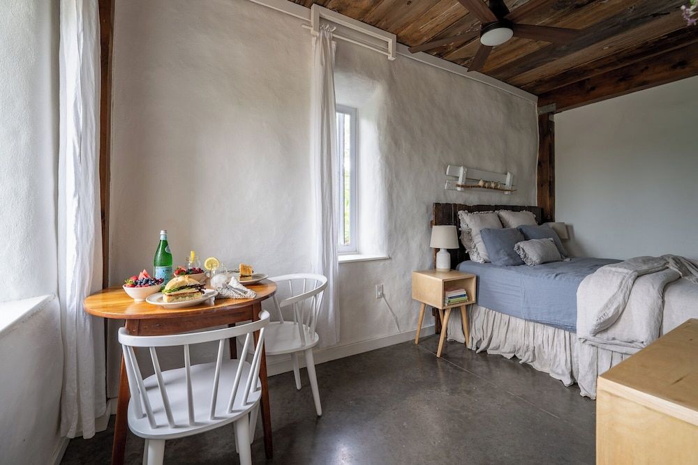 Owl's Nest Suites Studio Suite, 1 Queen Bed, Kitchenette, Garden View (B) 8