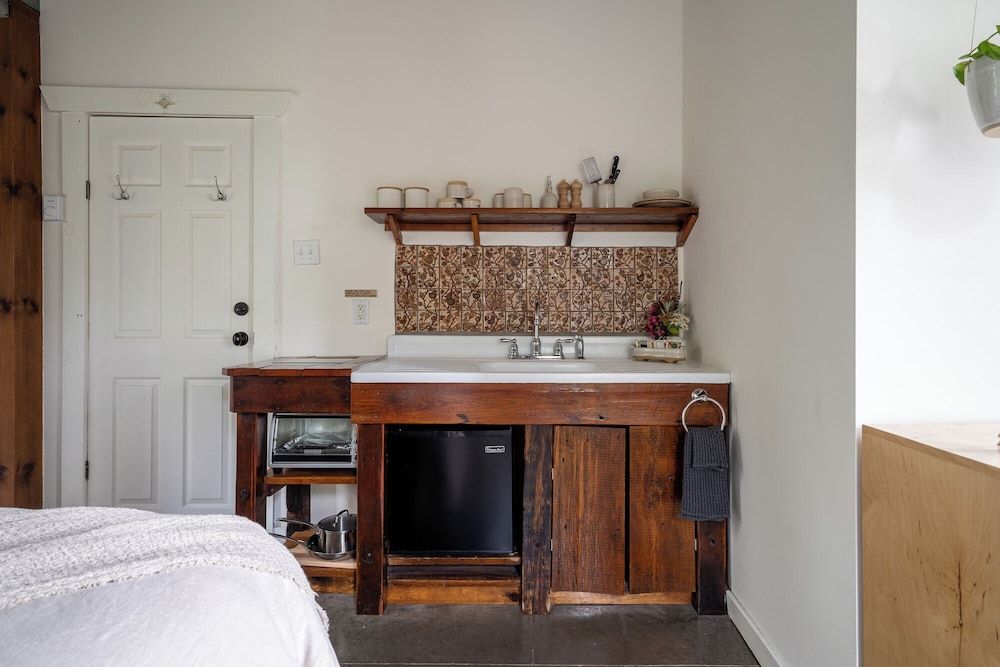 Owl's Nest Suites Studio Suite, 1 Queen Bed, Kitchenette, Garden View (B) 12