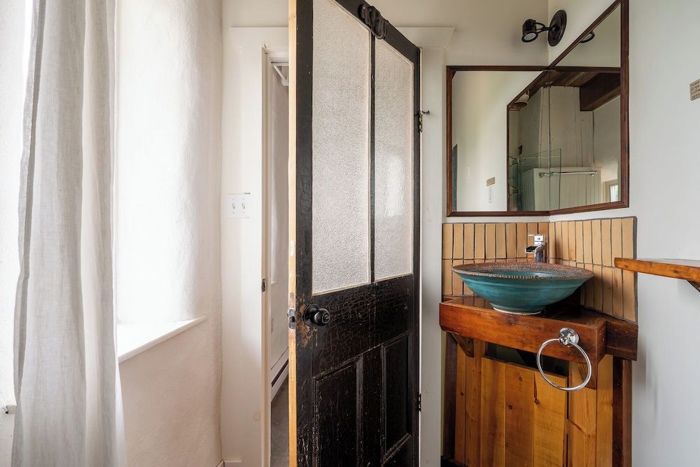 Owl's Nest Suites Studio Suite, 1 Queen Bed, Kitchenette, Garden View (B) 10