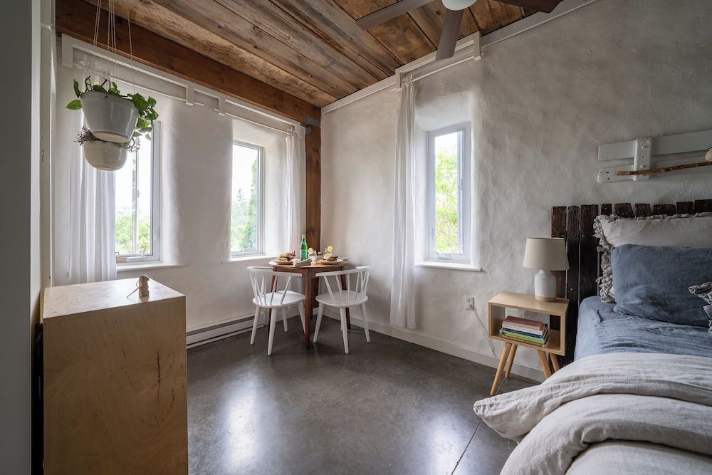 Owl's Nest Suites Studio Suite, 1 Queen Bed, Kitchenette, Garden View (B) 6