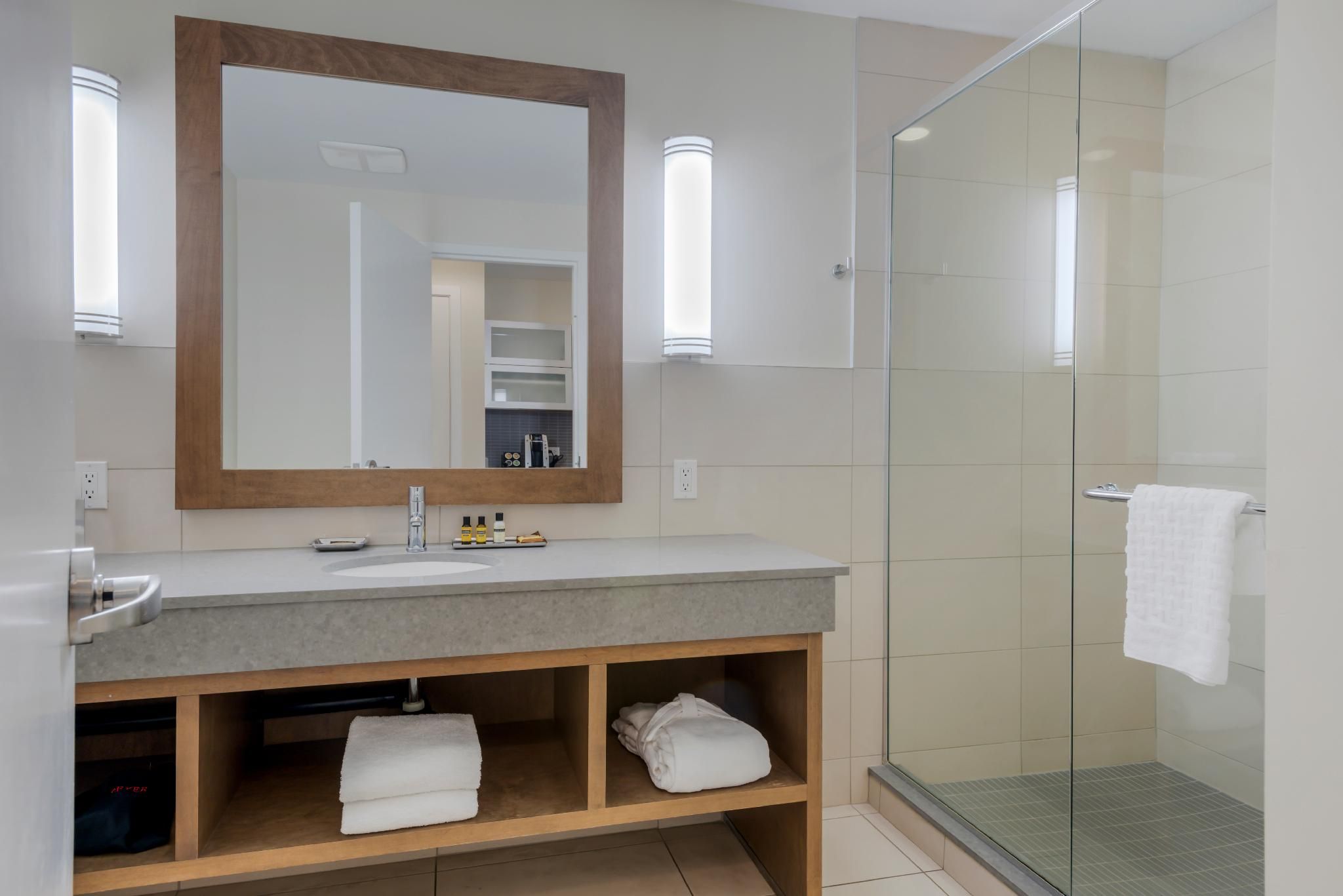 1 Queen Bed, Non-Smoking, Kitchenette, Shower Only, Full Breakfast