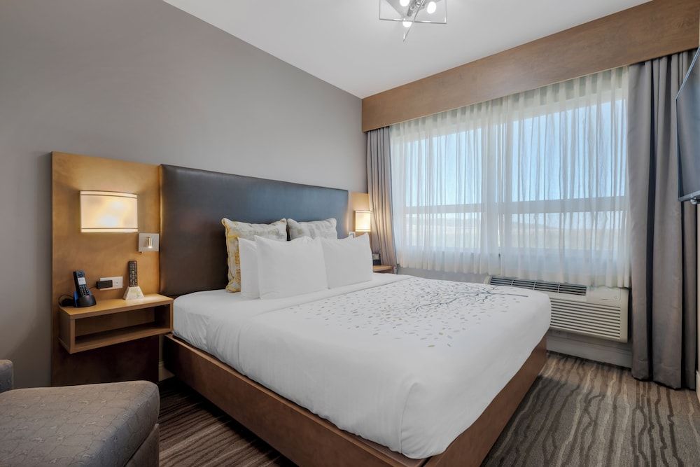 Best Western Plus Sawridge Suites Suite, 1 King Bed, Non Smoking, Kitchenette (Shower Only) 2