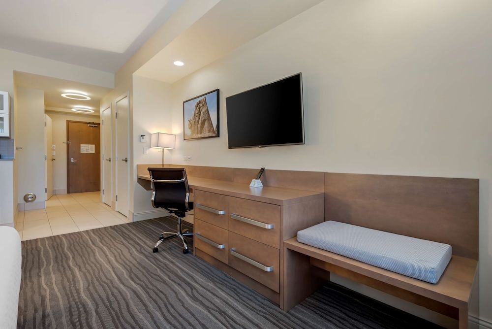 Best Western Plus Sawridge Suites Standard Room, 1 King Bed, Accessible, Refrigerator & Microwave 4