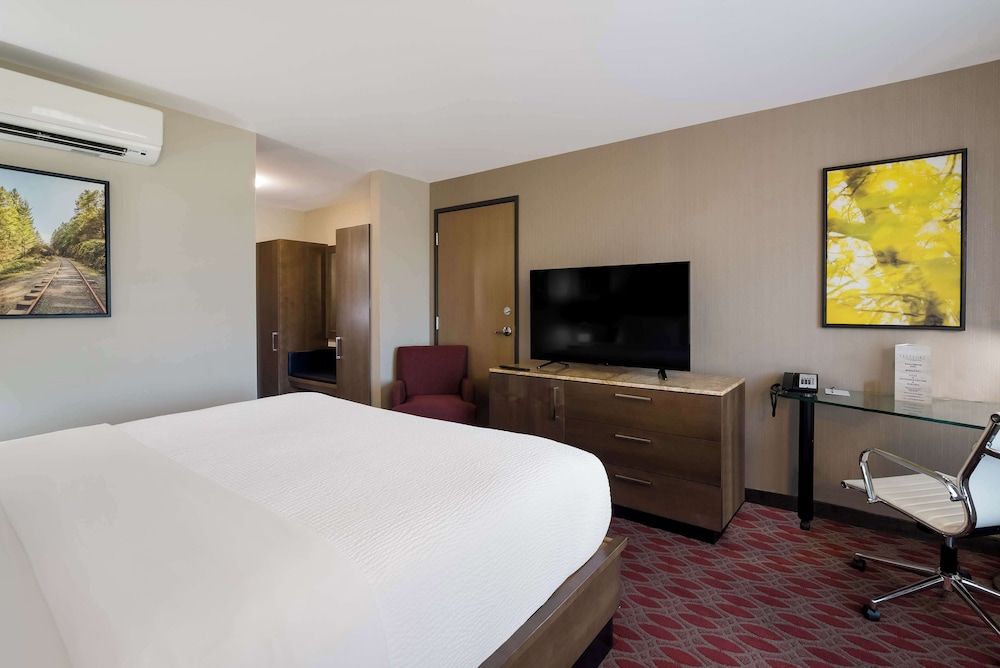 Hotel 11, MOD A Sonesta Collection Room, 1 King Bed, Non Smoking 4