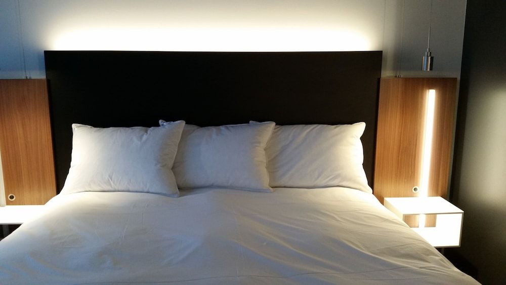 Grand Times Hotel Drummondville Superior Room, 1 King Bed 2