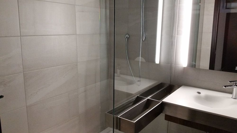 Grand Times Hotel Drummondville Superior Room, 1 King Bed 6